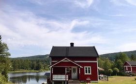 Mysigt fritidshus och annex med eget sjöläge!